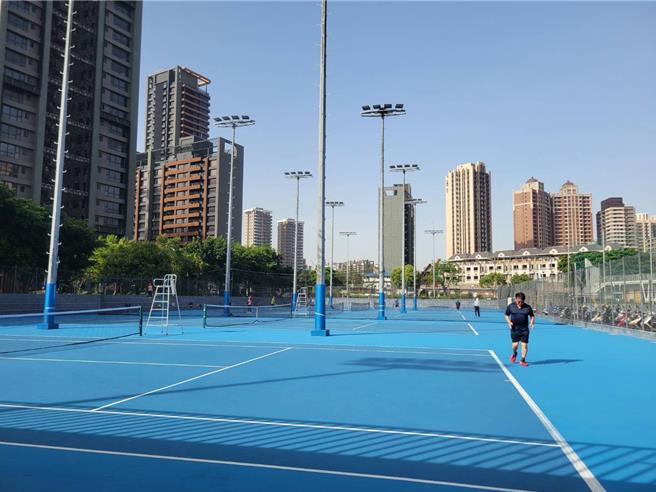 中国乒乓球队在关键战中被法国新星勒布伦逆转，展现技术与心理博弈，国乒面临严峻挑战。