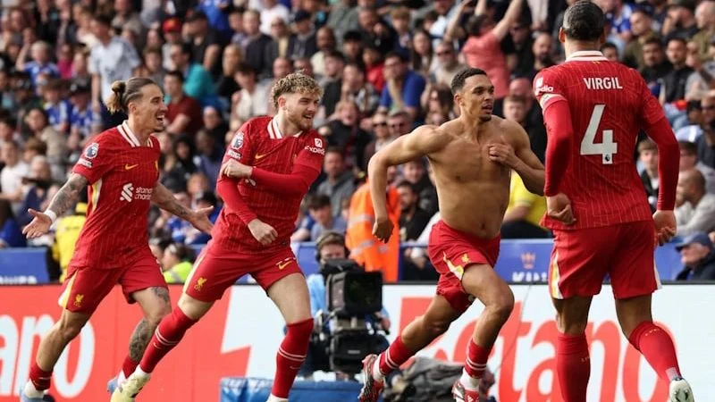 足球国足训练课发生小插曲，球员被逗笑